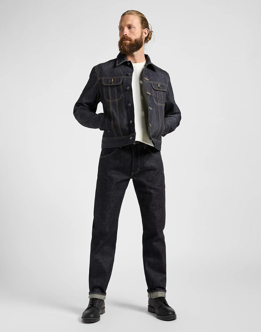 LEE 101 Z Regular jeans Made in Japan i mørk rå denim stylet med denimjakke – helfigur