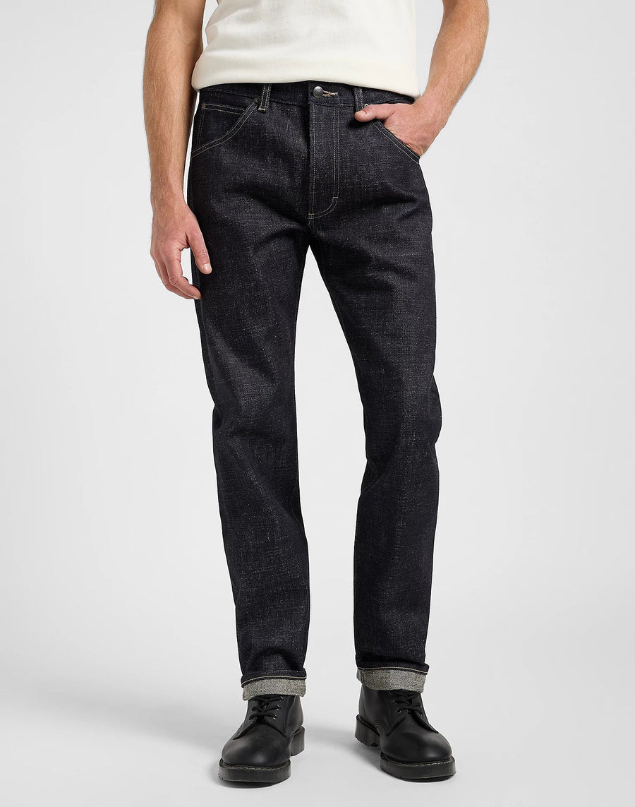 LEE 101 Z Regular jeans Made in Japan i mørk rå denim på model set forfra