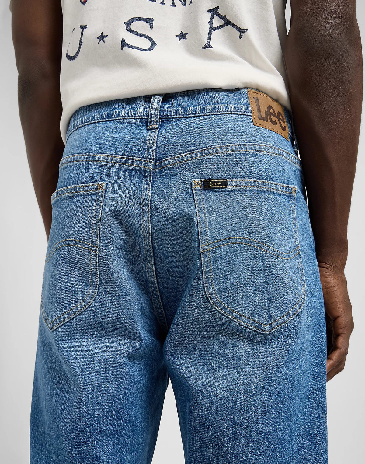 Nærbillede af baglomme og læderlabel på LEE Asher Loose jeans i Lyle lyseblå