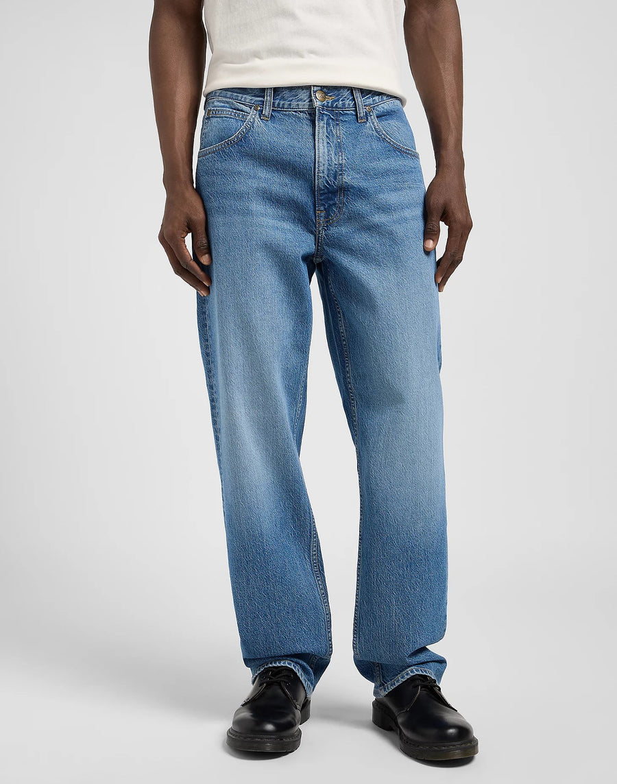 LEE Asher Loose jeans i Lyle lyseblå på model set forfra