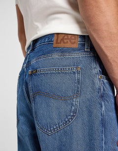 Nærbillede af baglomme på LEE Asher Loose jeans i Waterscape mellemblå