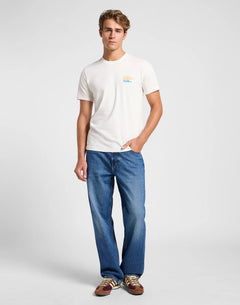 LEE Asher Loose jeans i Waterscape mellemblå stylet med hvid T-shirt – helfigur