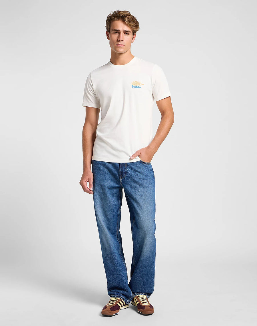 LEE Asher Loose jeans i Waterscape mellemblå stylet med hvid T-shirt – helfigur