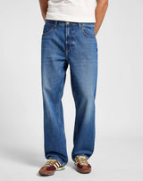 LEE Asher Loose jeans i Waterscape mellemblå på model set forfra
