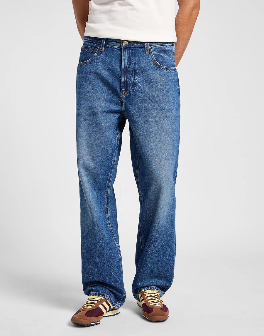 LEE Asher Loose jeans i Waterscape mellemblå på model set forfra