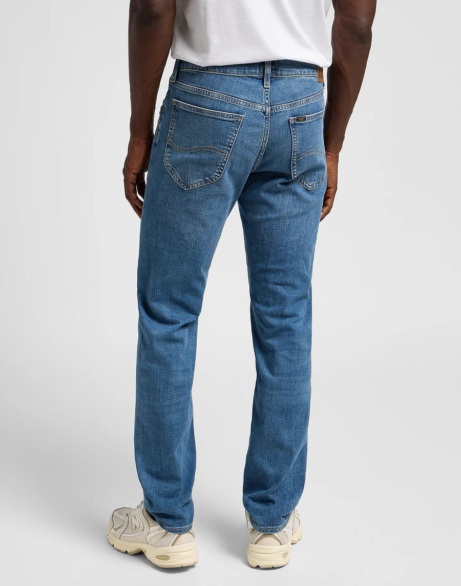 LEE Daren jeans i Highland lyseblå på model set forfra