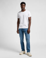 LEE Daren jeans i Highland lyseblå stylet med hvid T-shirt – helfigur