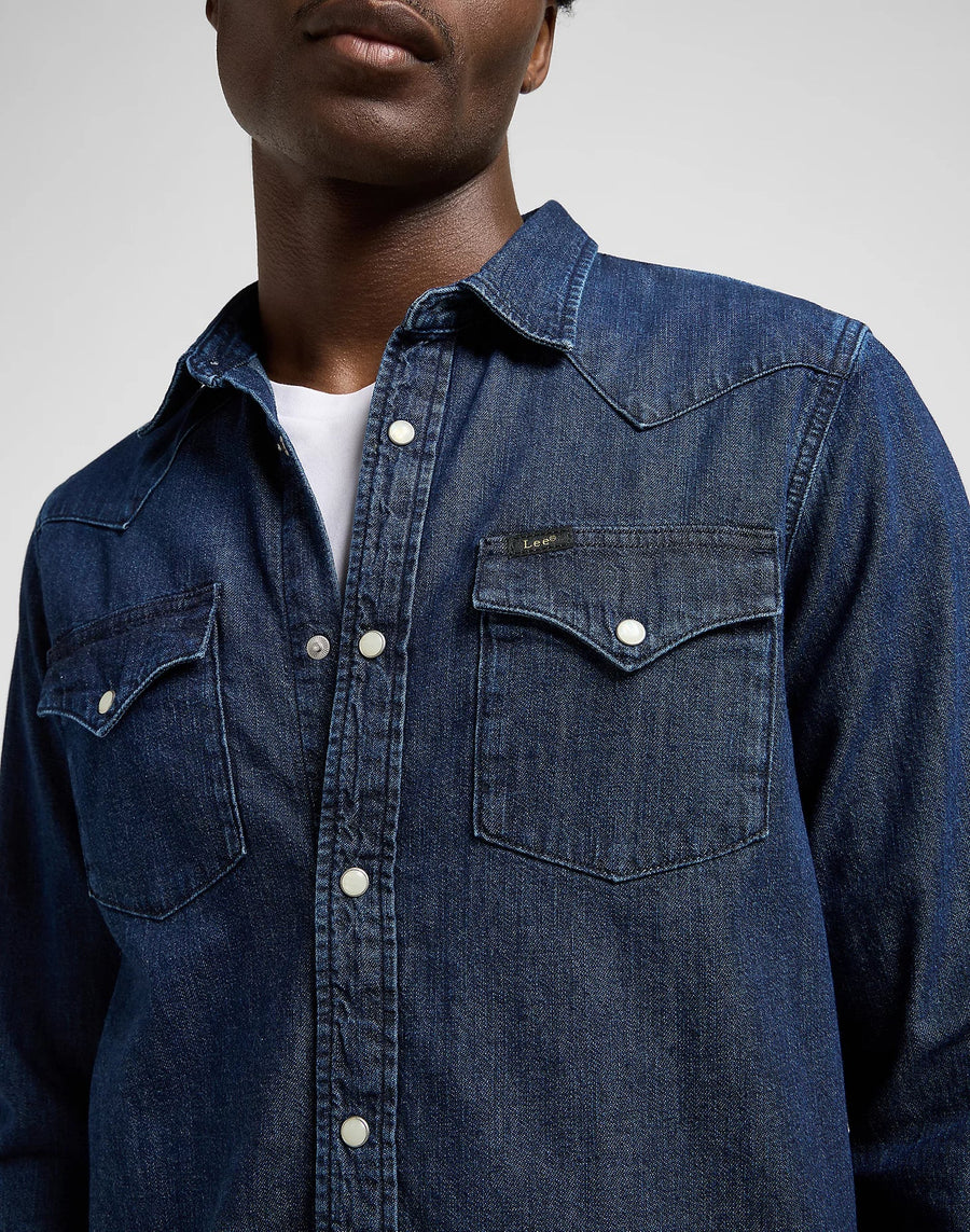Nærbillede af brystlommer på LEE Regular Western denimskjorte i Rinse mørkeblå