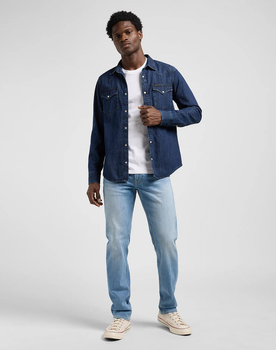 LEE Regular Western denimskjorte i Rinse mørkeblå båret åben med jeans – helfigur