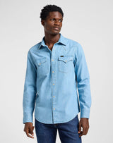 LEE Regular Western denimskjorte i lyseblå – model set forfra