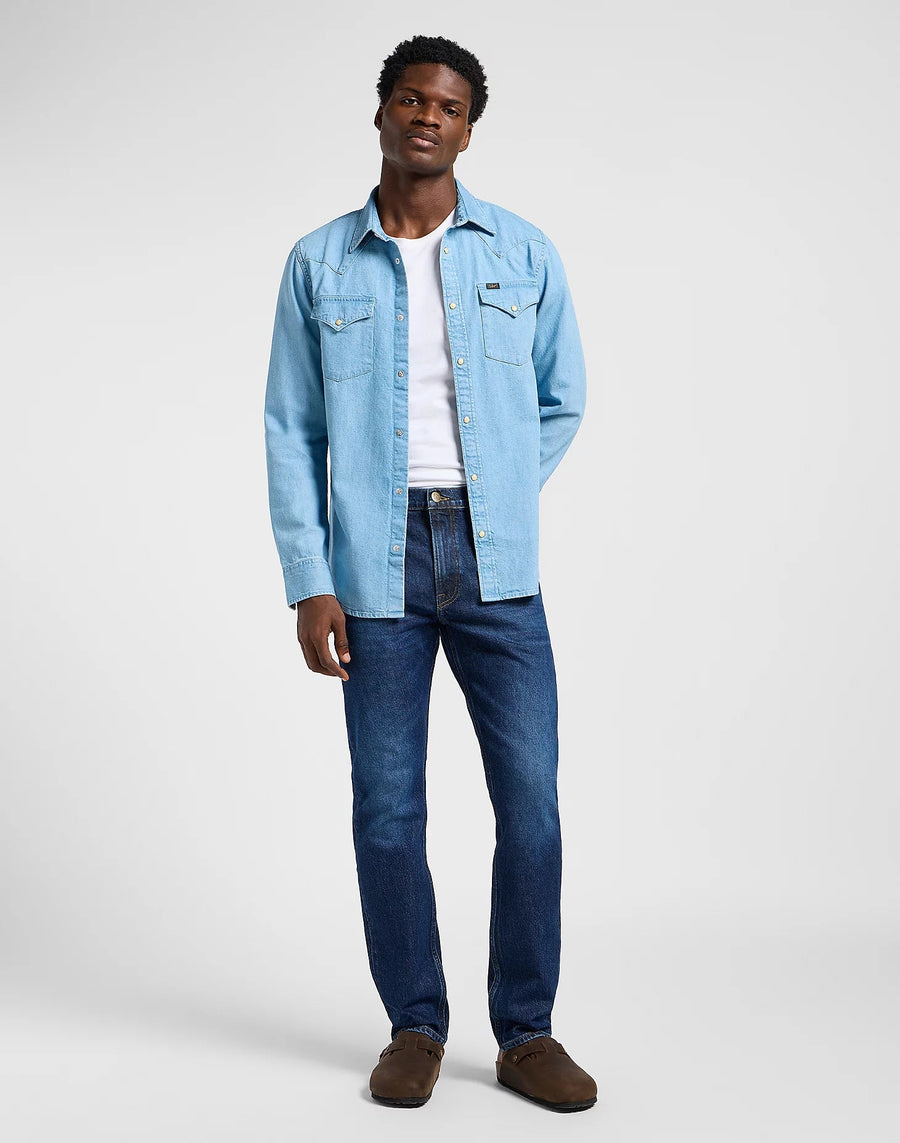 LEE Regular Western denimskjorte i lyseblå på model – helfigur