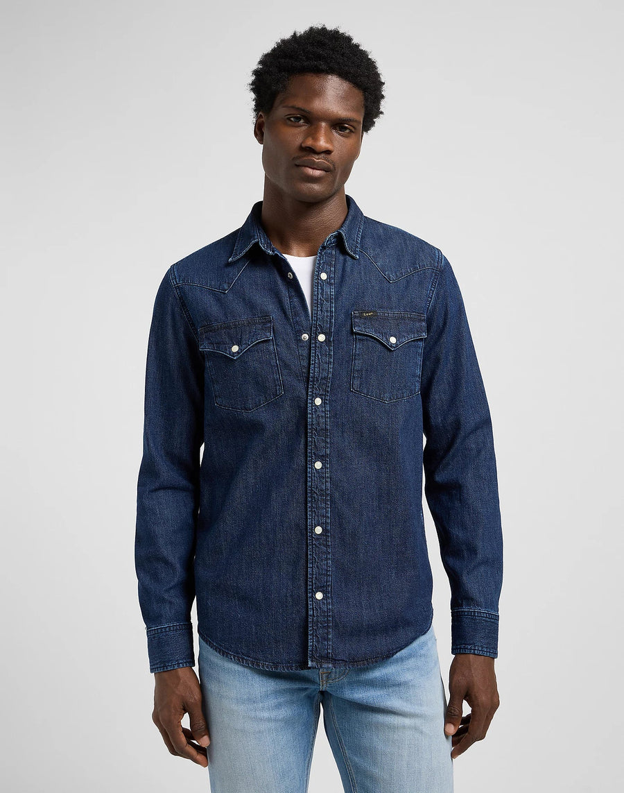 LEE Regular Western denimskjorte i Rinse mørkeblå – model set forfra