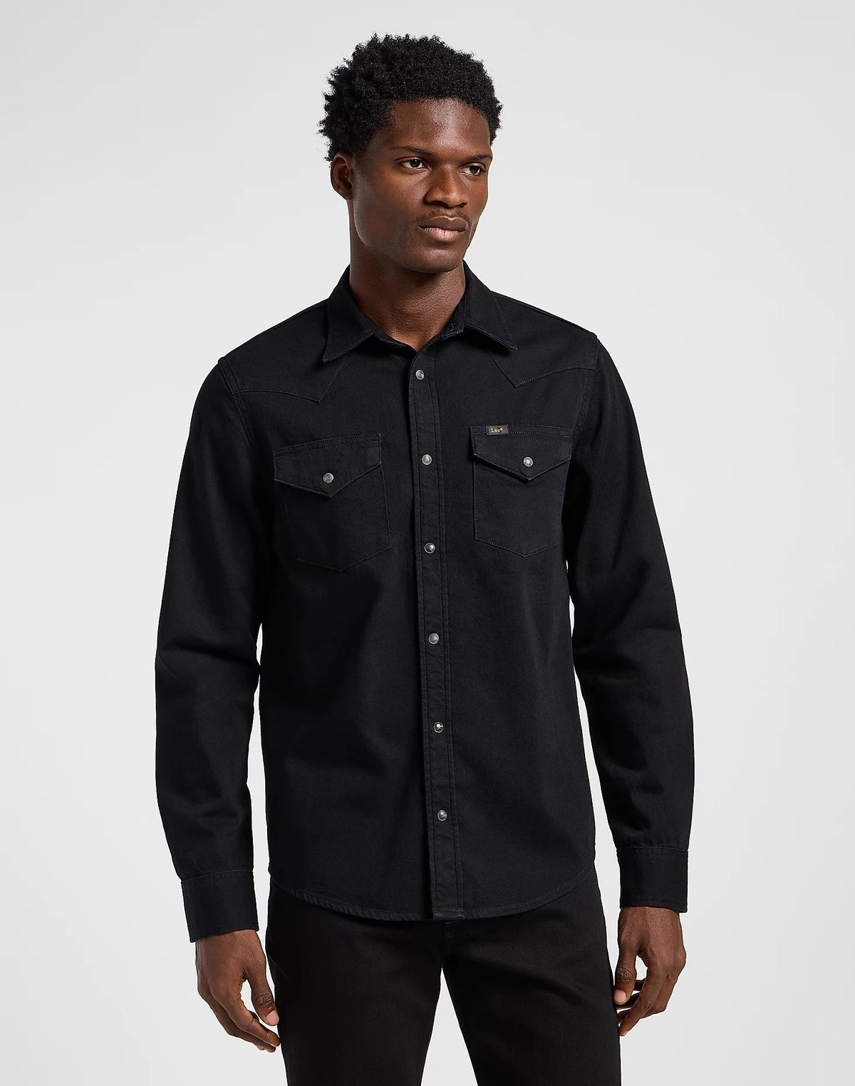 LEE Regular Western skjorte i sort – model set forfra