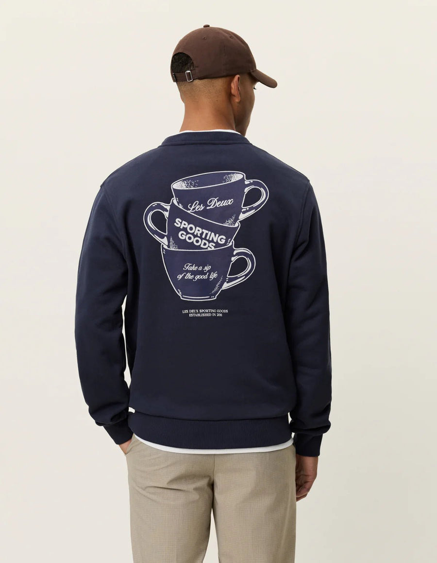 Les Deux Ben Artist sweatshirt i navy med print med kasket set forfra