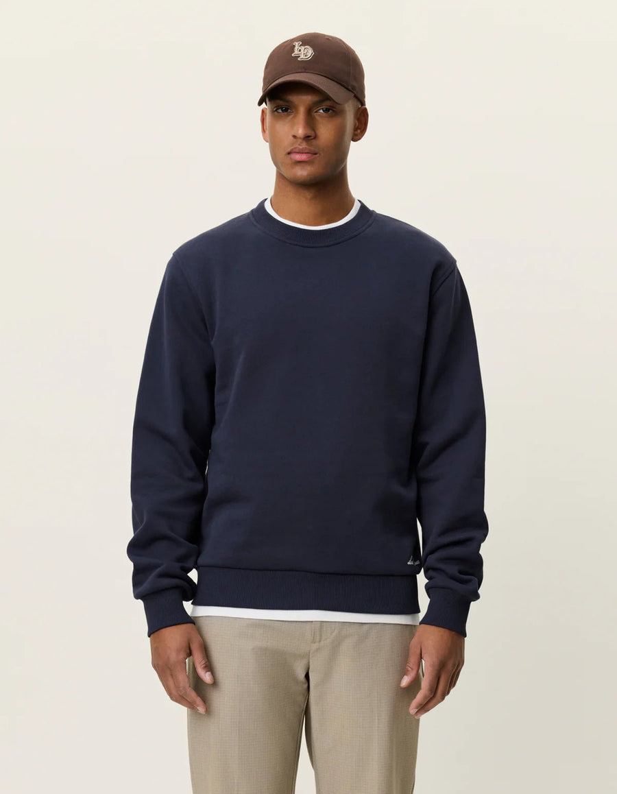Les Deux Ben Artist sweatshirt i navy med print – model set forfra
