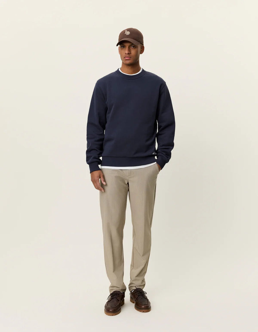 Les Deux Ben Artist sweatshirt i navy med print stylet med beige bukser – helfigur