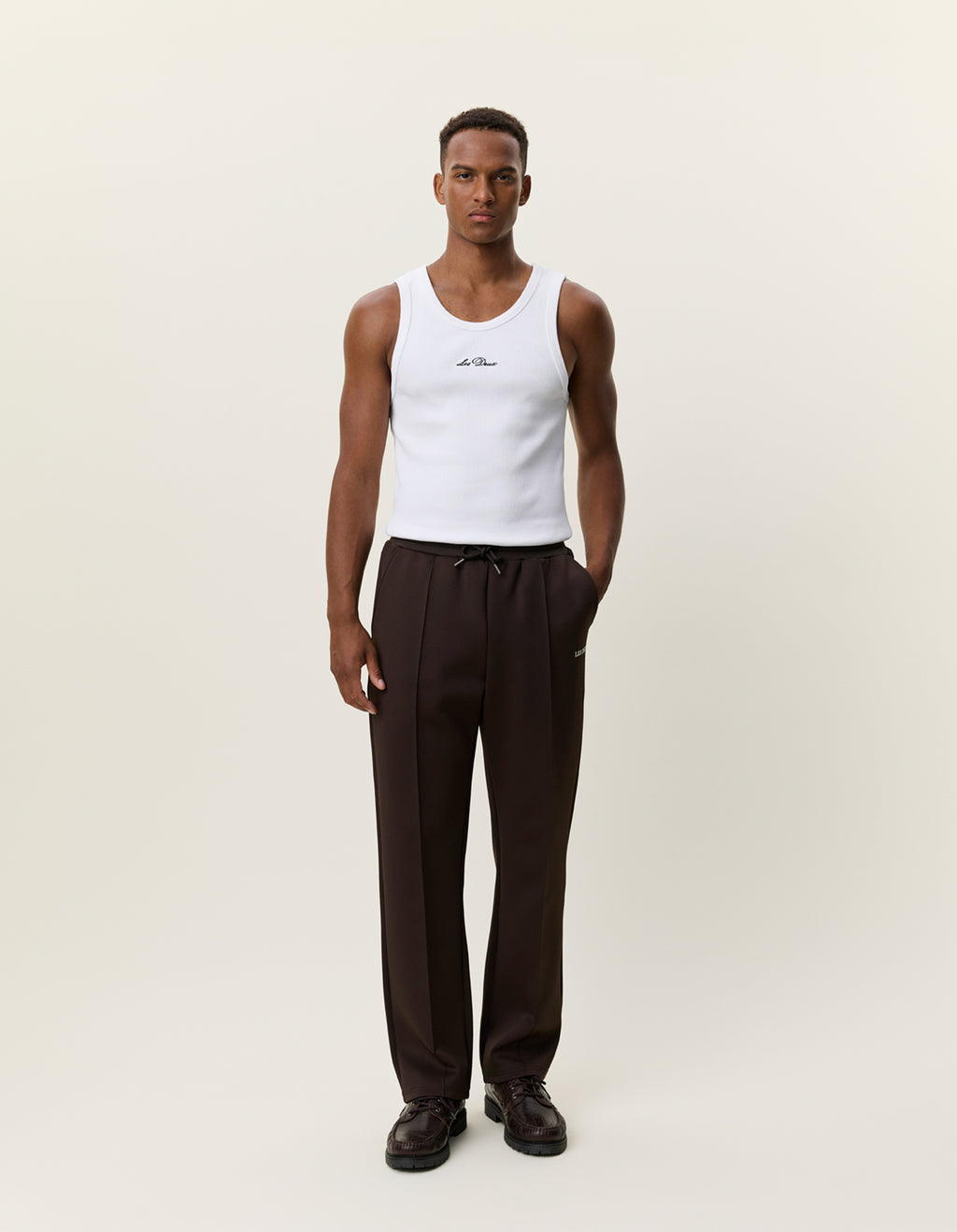 Les Deux Casual track pants i Delicioso brun stylet med hvid tanktop – helfigur