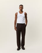 Les Deux Casual track pants i Delicioso brun stylet med hvid tanktop – helfigur