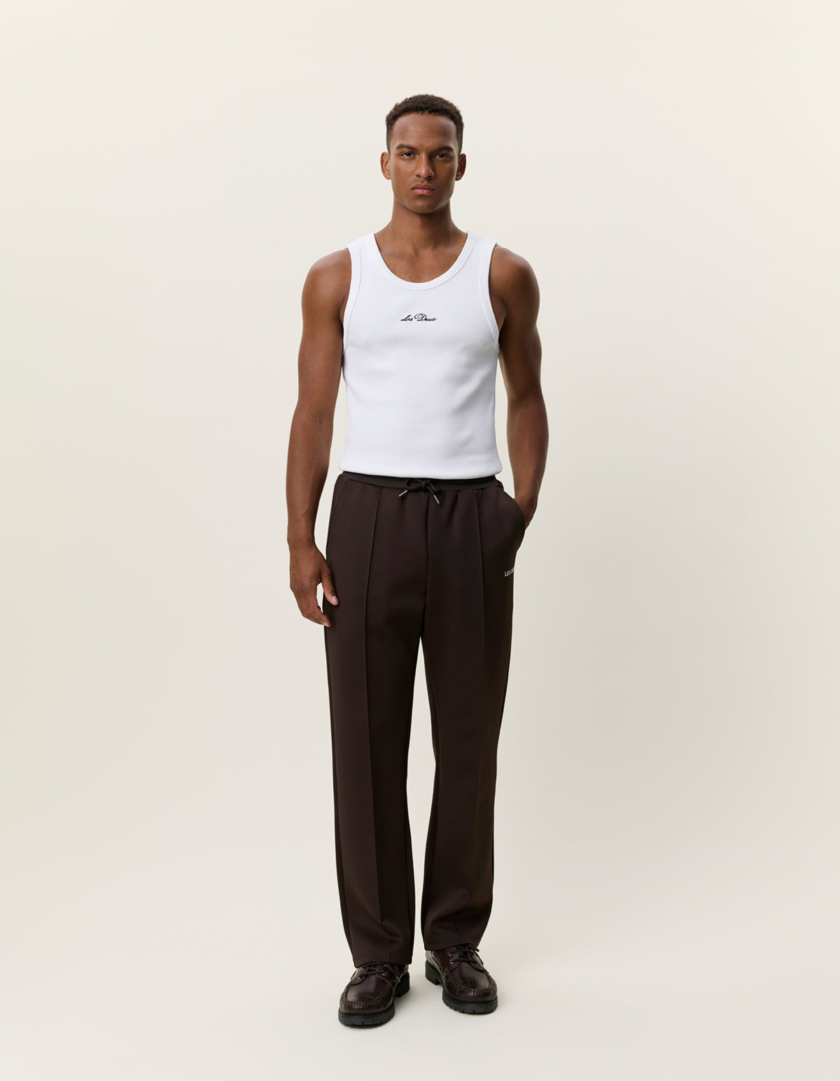Les Deux Casual track pants i Delicioso brun stylet med hvid tanktop – helfigur