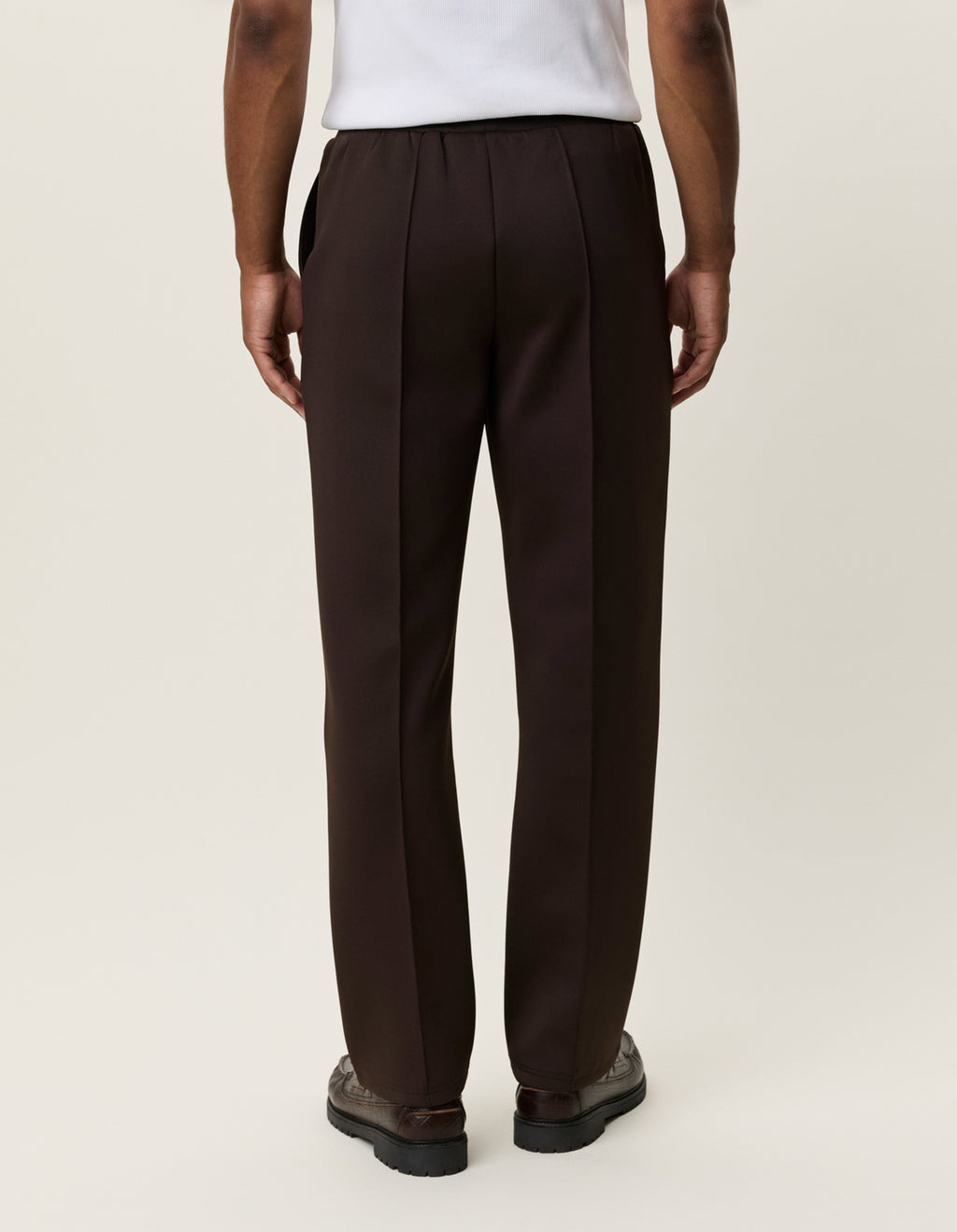 Les Deux Casual track pants i Delicioso brun set forfra på model