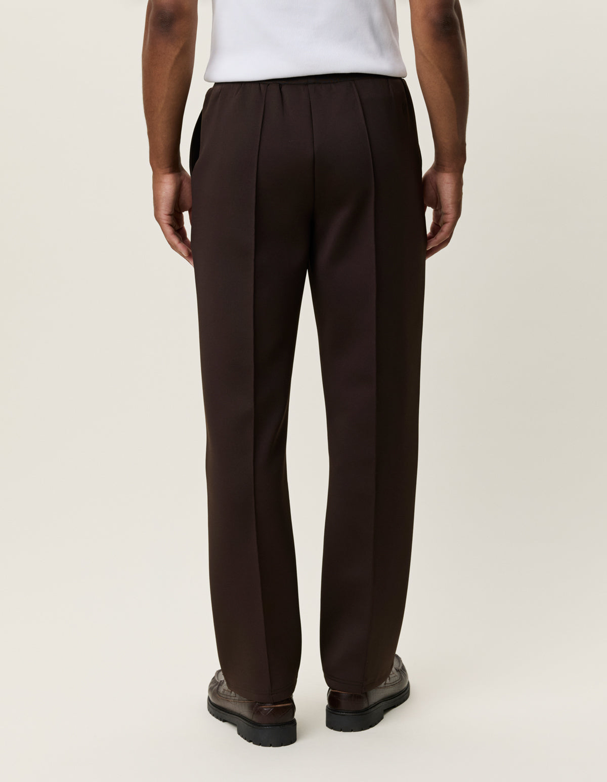Les Deux Casual track pants i Delicioso brun set forfra på model