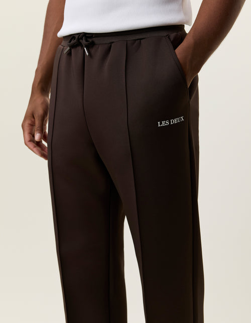 Nærbillede af Les Deux Casual track pants i Delicioso brun med snorenål i taljen
