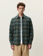 Les Deux ternet overshirt i Darkest Spruce grøn – model set forfra