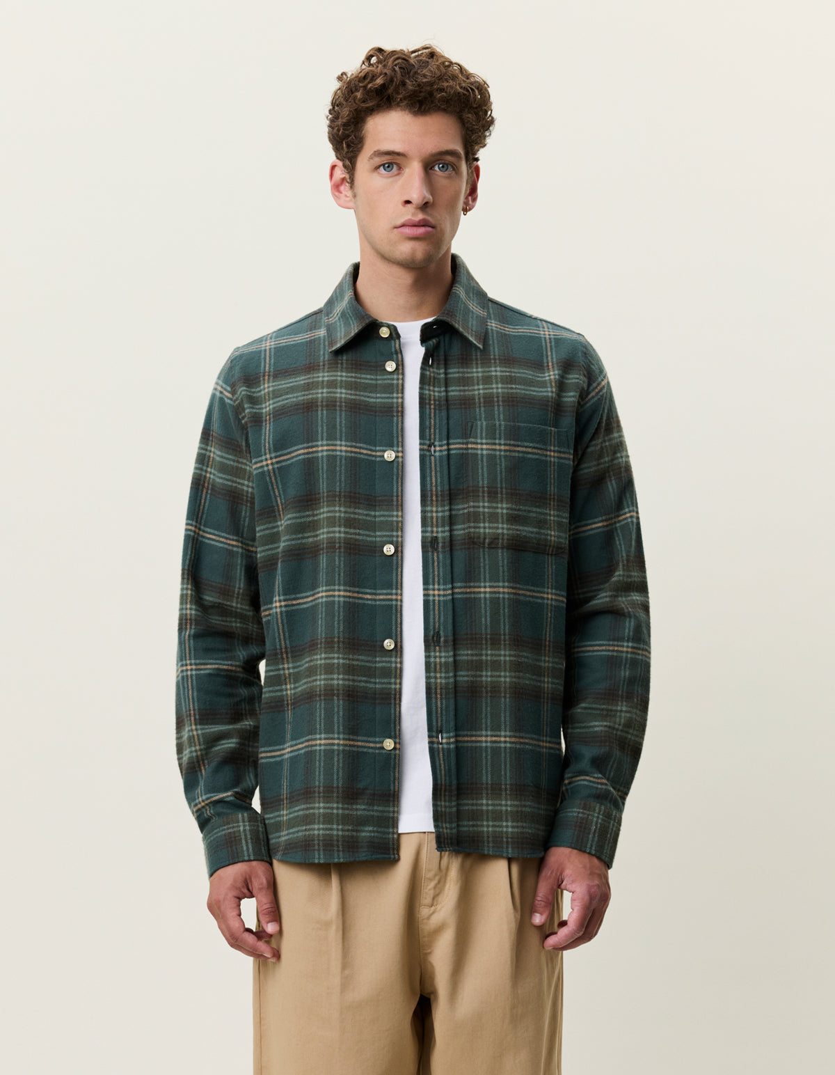 Les Deux ternet overshirt i Darkest Spruce grøn – model set forfra