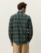 Les Deux ternet overshirt i Darkest Spruce grøn set bagfra