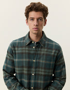 Nærbillede af Les Deux ternet overshirt i Darkest Spruce grøn