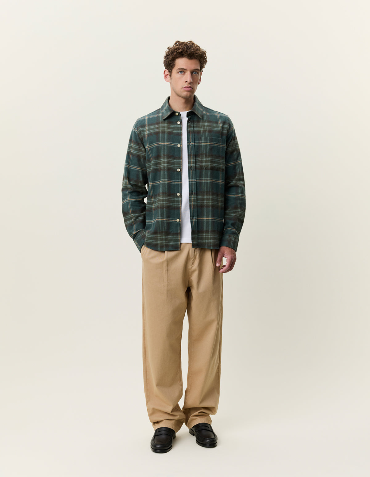 Les Deux ternet overshirt i Darkest Spruce grøn stylet med beige bukser – helfigur