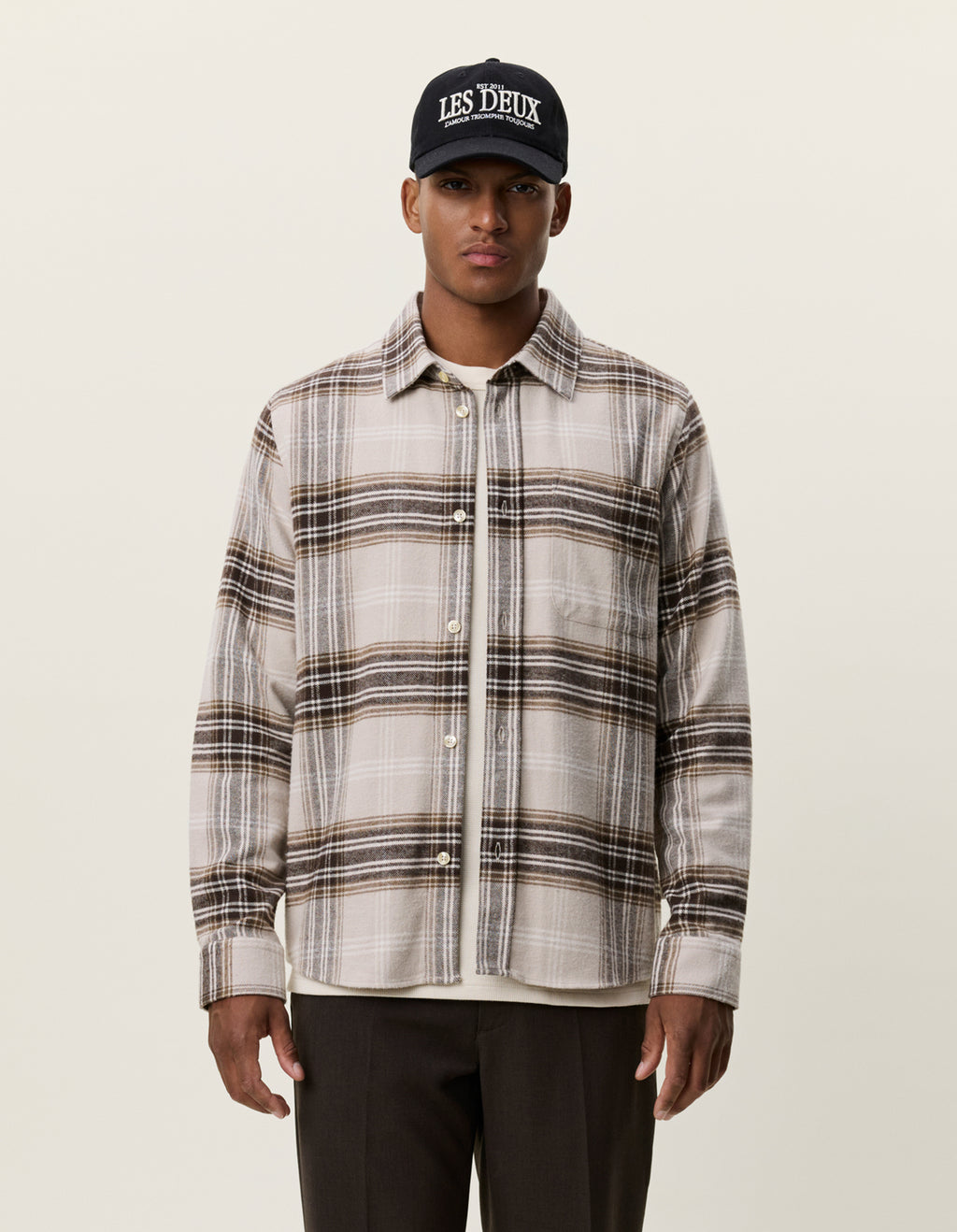 Les Deux ternet overshirt i Light Sand – model set forfra