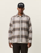 Les Deux ternet overshirt i Light Sand – model set forfra