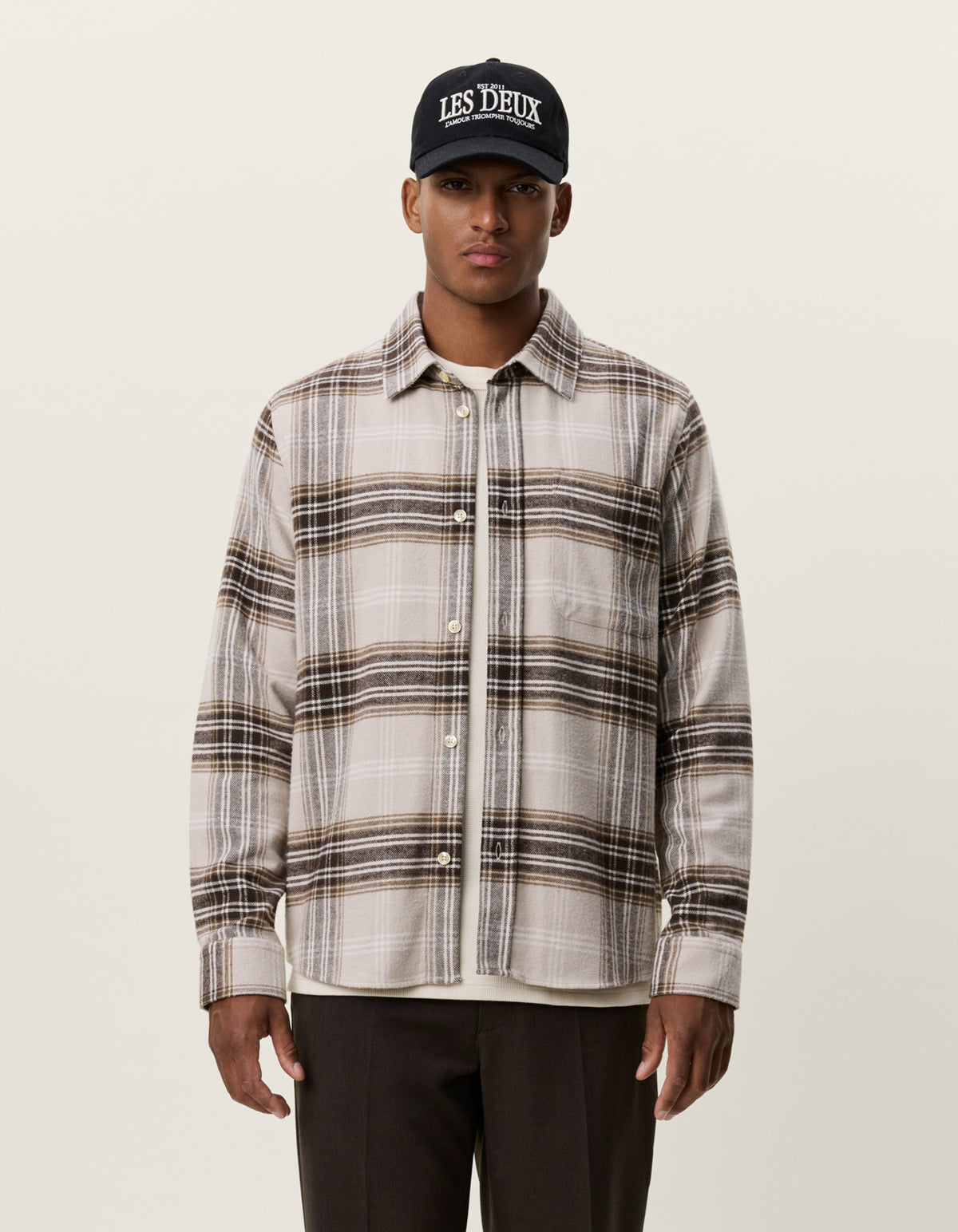 Les Deux ternet overshirt i Light Sand – model set forfra