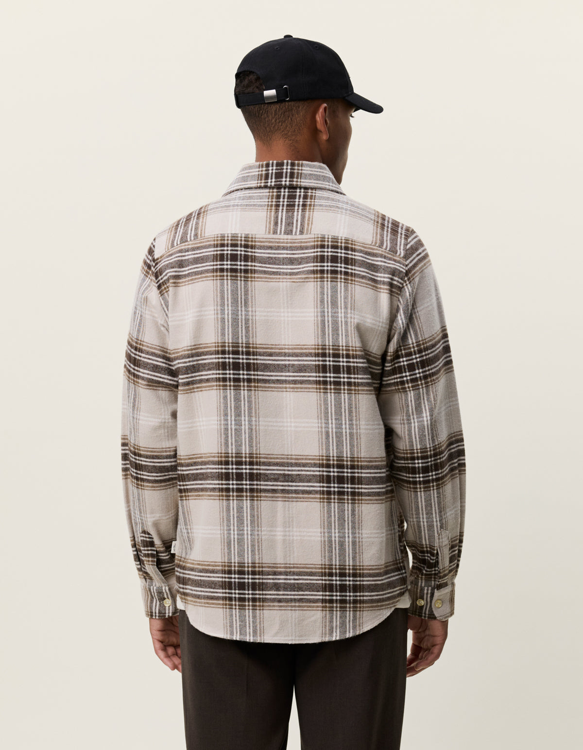 Les Deux ternet overshirt i Light Sand set bagfra