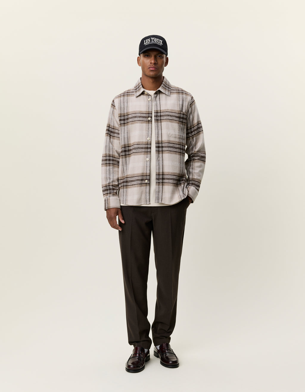 Les Deux ternet overshirt i Light Sand på model – helfigur