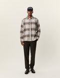 Les Deux ternet overshirt i Light Sand på model – helfigur