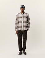 Les Deux ternet overshirt i Light Sand på model – helfigur