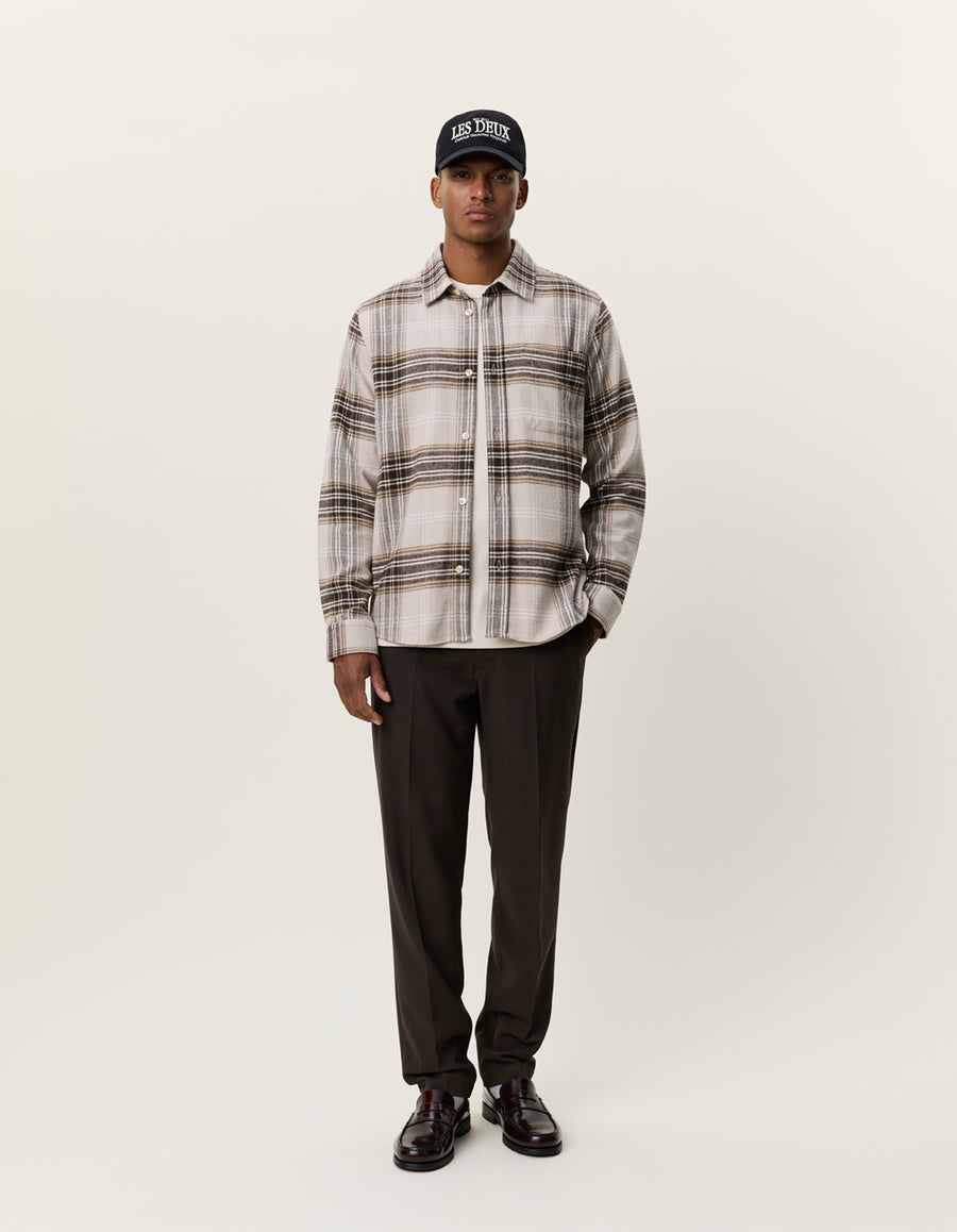 Les Deux ternet overshirt i Light Sand på model – helfigur