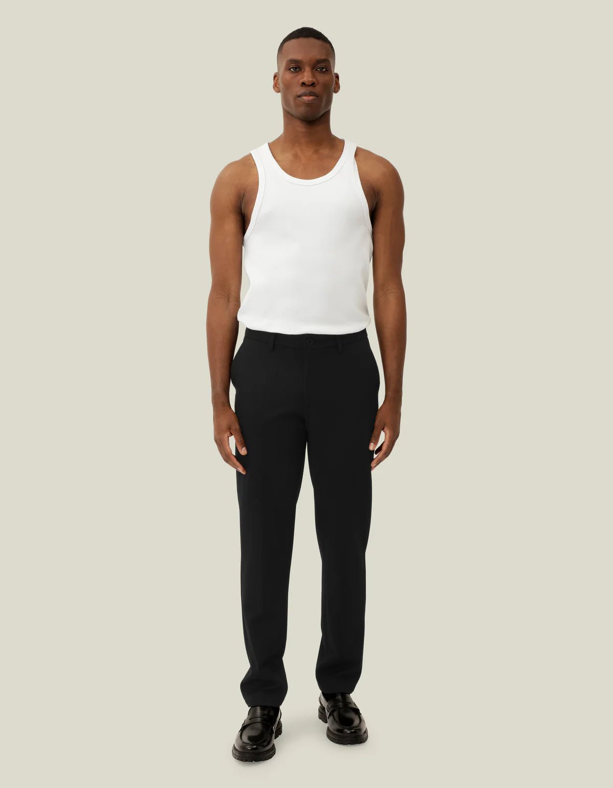 Les Deux Como Regular habitbukser i sort stylet med hvid tanktop – helfigur