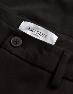 Detalje af label på Les Deux Como Regular habitbukser i sort