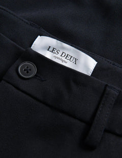 Detalje af label på Les Deux Como Regular habitbukser i Dark Navy