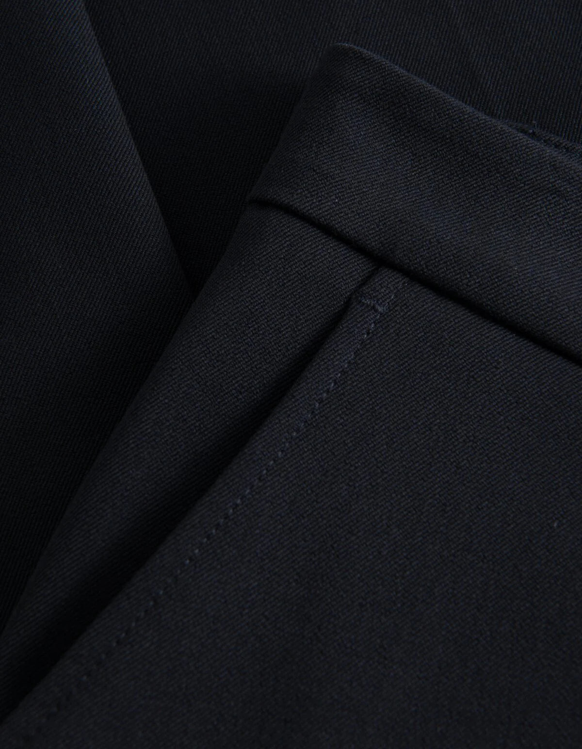 Detalje af stof på Les Deux Como Regular habitbukser i Dark Navy