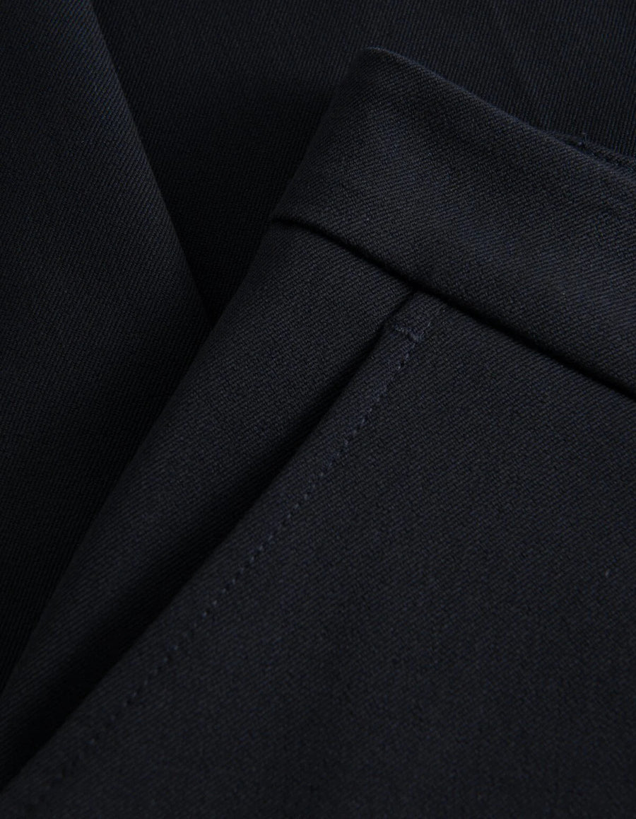 Detalje af stof på Les Deux Como Regular habitbukser i Dark Navy