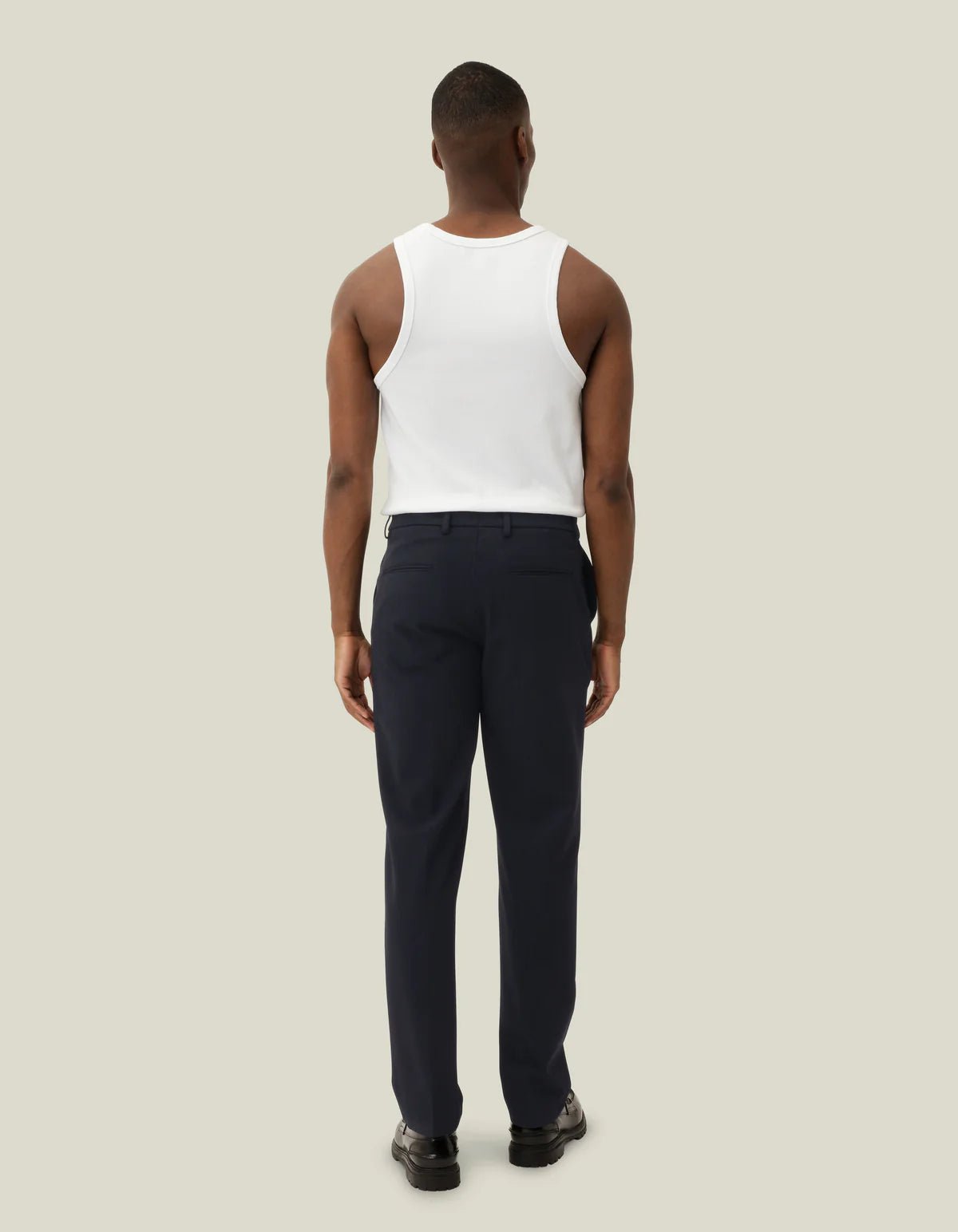 Les Deux Como Regular habitbukser i Dark Navy set fra siden
