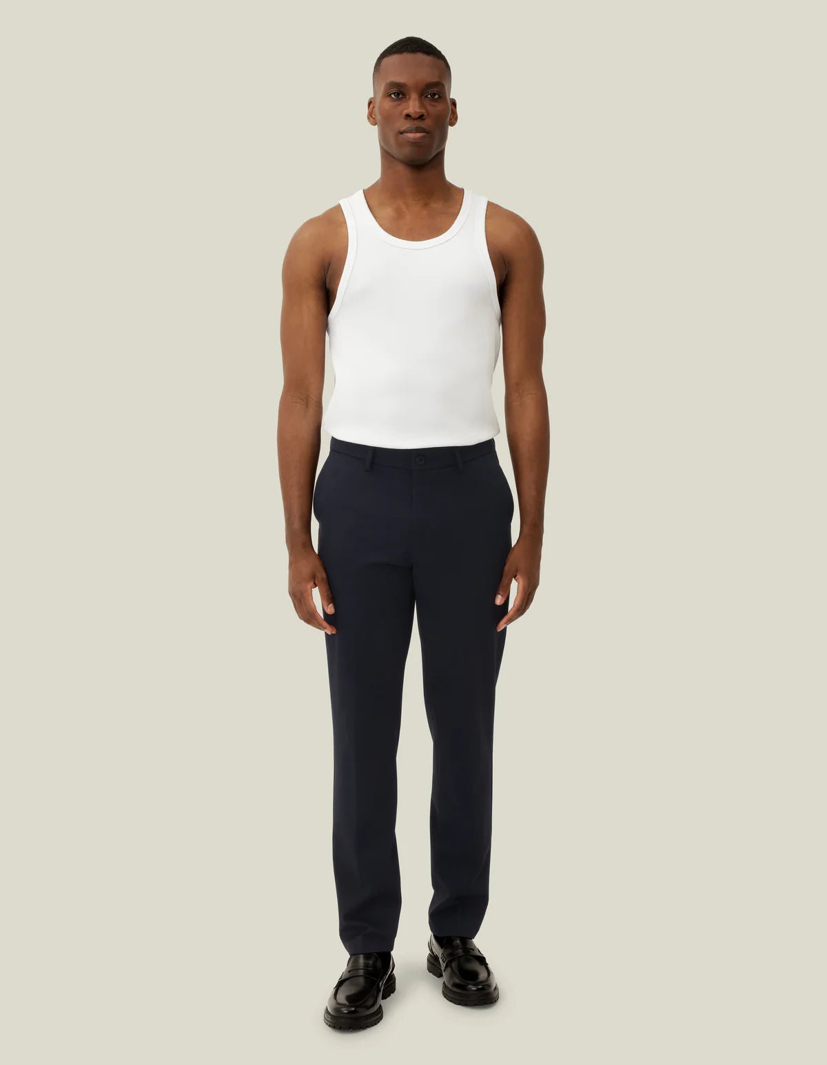 Les Deux Como Regular habitbukser i Dark Navy stylet med hvid tanktop – helfigur