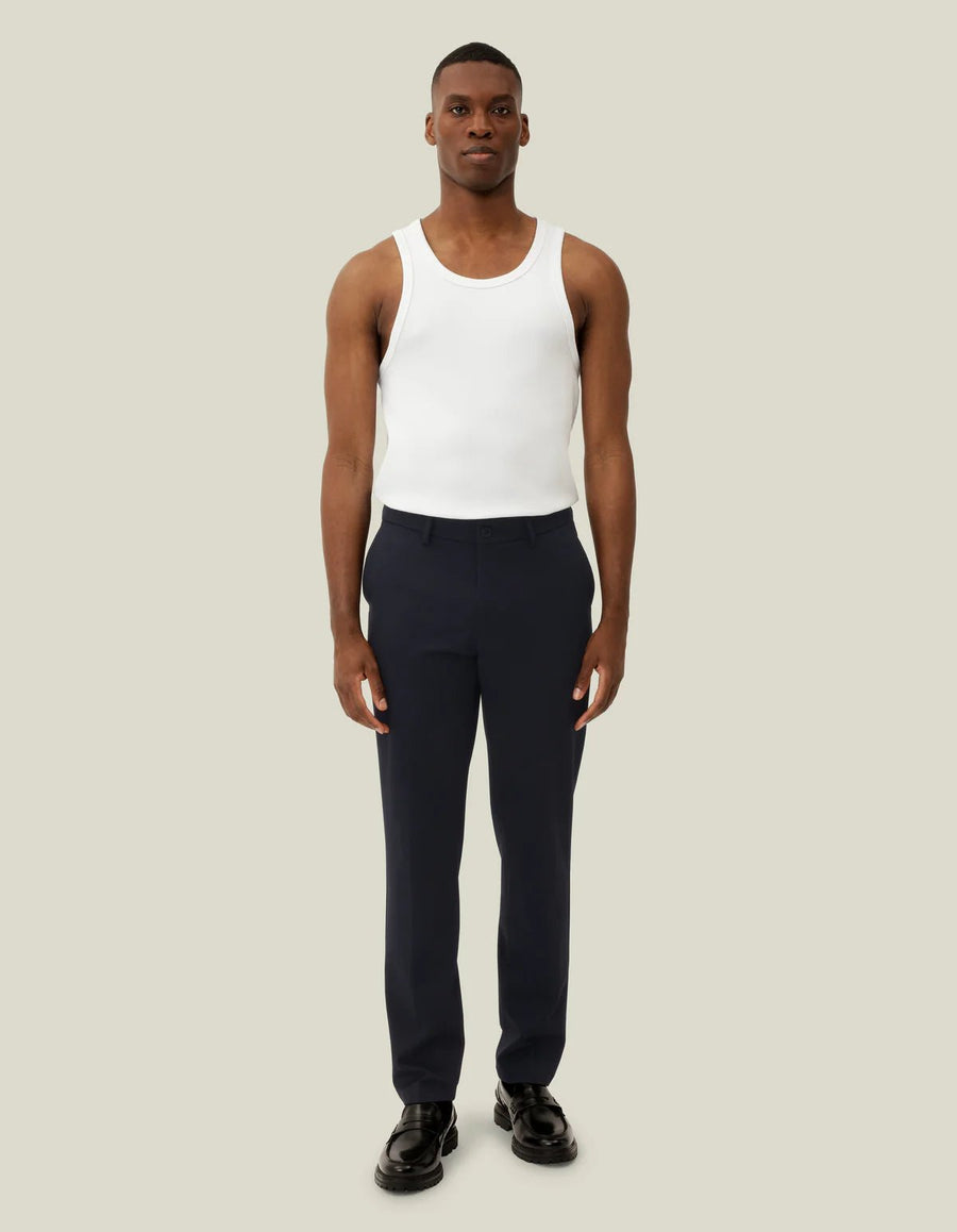 Les Deux Como Regular habitbukser i Dark Navy stylet med hvid tanktop – helfigur