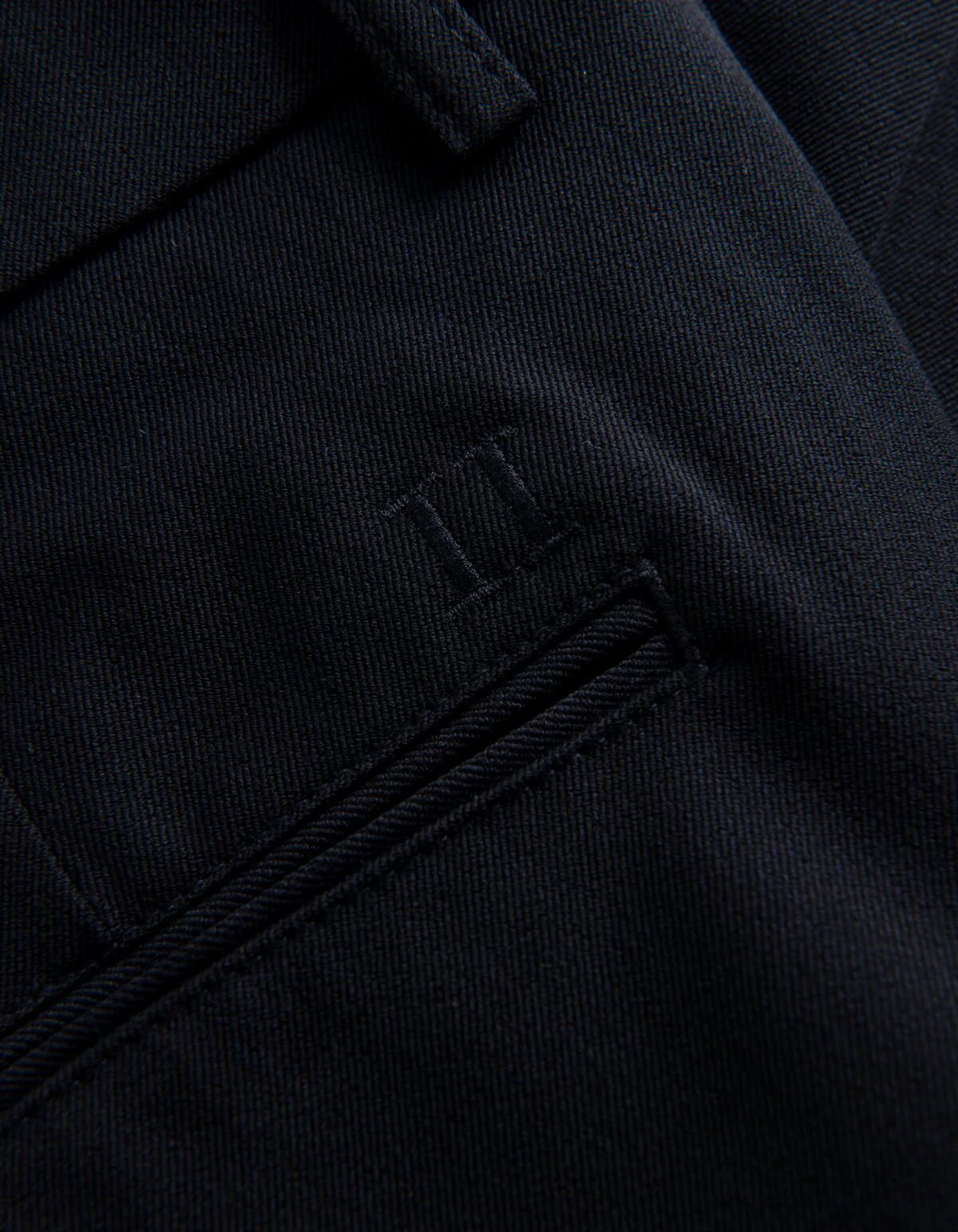 Detalje af lomme på Les Deux Como Regular habitbukser i Dark Navy