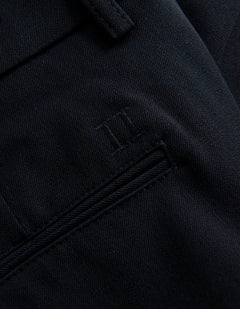 Detalje af lomme på Les Deux Como Regular habitbukser i Dark Navy