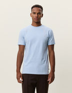 Les Deux Core Seasonal T-shirt i Cashmere Blue lyseblå – model set forfra